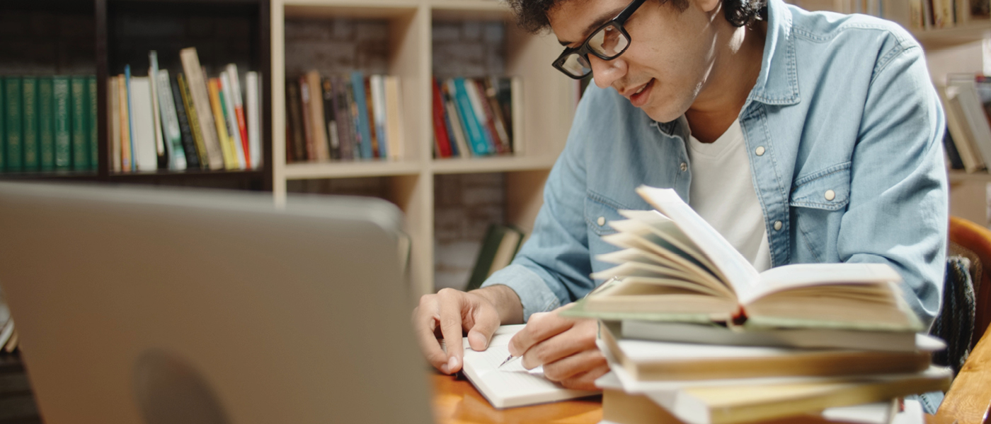 Personstudying.jpg Personstudying.jpg